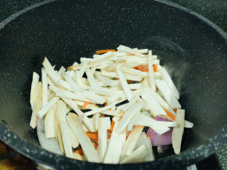 12、爆炒牛肉丝,加入杏鲍菇和胡萝卜丝，中火炒香；