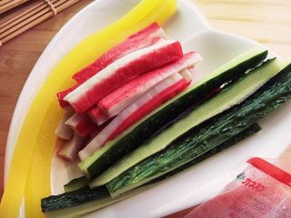 3、樱花寿司,黄瓜和大根切细条。