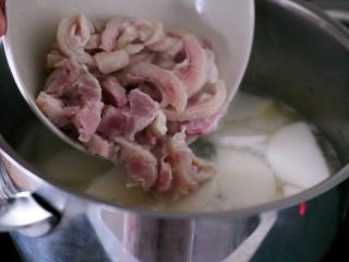 5、香肠土豆焖饭,9.煮饭的时候再来做个汤，这样吃米饭的时候不会咽着。我做的是白萝卜肘子黄豆薏米汤。