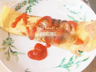 4、爆浆鸡蛋卷,添盘，挤上番茄酱。