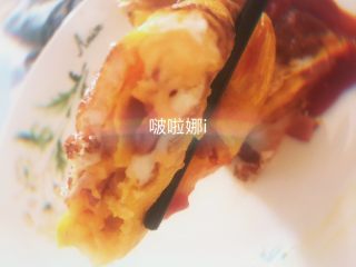 6、爆浆鸡蛋卷,咬一口，芝士味直往嘴巴里钻，好吃～