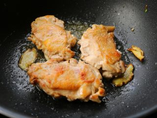 10、照烧鸡腿,翻面再煎一会。