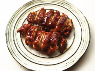 17、照烧鸡腿,切好的鸡腿放入盘子里。