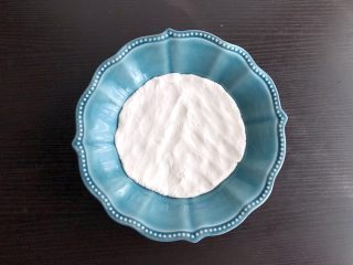 4、老北京驴打滚,盘子中刷油,将面团平铺在盘中