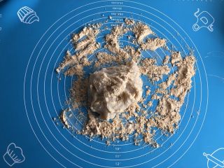 7、老北京驴打滚,面团蒸熟后趁热用筷子搅拌一下,放在案板上