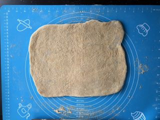 8、老北京驴打滚,用擀面杖擀成约0.5厘米厚的薄片