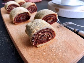 12、老北京驴打滚,表面再筛一层熟黄豆粉即可