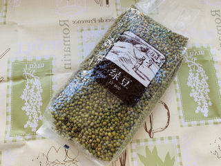 1、绿豆凉粉,准备绿豆