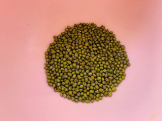 2、绿豆凉粉,取适量绿豆