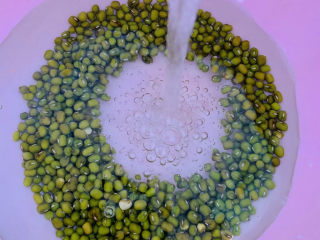 3、绿豆凉粉,冲洗干净