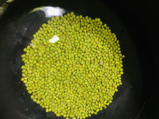 6、绿豆凉粉,绿豆倒入电饭煲，加入清水