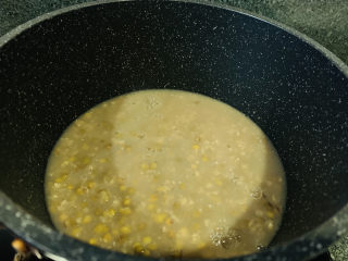 10、绿豆凉粉,绿豆汤倒入锅内，煮开