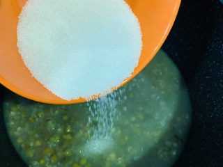 11、绿豆凉粉,倒入白糖