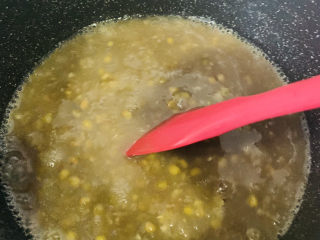 14、绿豆凉粉,不断搅拌