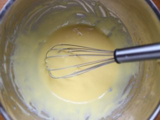 1、芒果盒子蛋糕,将蛋黄、玉米油、牛奶、香草精、低筋面粉倒入一个大盆子里，用电动打蛋器低档搅打10秒——20秒左右的样子即可！