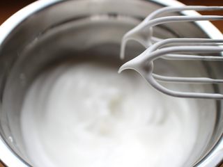 3、芒果盒子蛋糕,先用低档慢速搅打一分钟，然后在中速搅打至湿性发泡即可，所谓湿性发泡就是提起打蛋头，蛋白霜在打蛋头上呈现弯钩状即可。