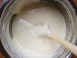 6、芒果盒子蛋糕,混合好后的状态，蛋糕糊是蓬松且轻盈的。如果你的蛋糕糊混合好后有很多大气泡或者面糊变得特别稀，特别少，那么你的蛋糕糊肯定是消泡了，所以切记翻拌