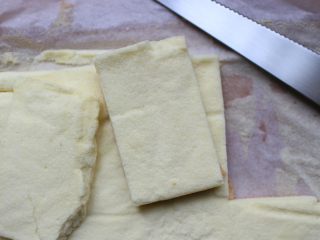 9、芒果盒子蛋糕,烤好的蛋糕片，倒扣在凉网上晾凉之后，就可以用刀子切成长方形的小块（你用的盒子有多大，蛋糕片就切多大。）