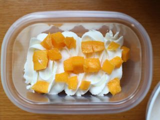 15、芒果盒子蛋糕,然后将切好的芒果粒撒在上面