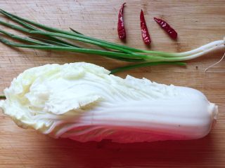 1、醋溜白菜,准备好所需食材。