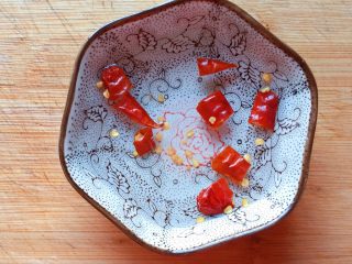5、醋溜白菜,将干辣椒切成小段，在温水中泡2分钟，然后沥干水分备用。