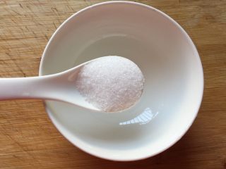 7、醋溜白菜,来调碗汁：取一干净小碗，加入一汤勺白糖