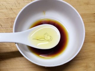 11、醋溜白菜,再加入一汤勺清水，搅拌均匀备用。