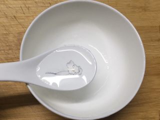 8、醋溜白菜,加入2汤勺白醋