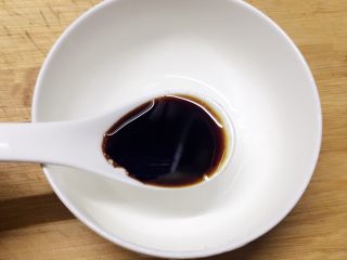 9、醋溜白菜,加入一汤勺生抽