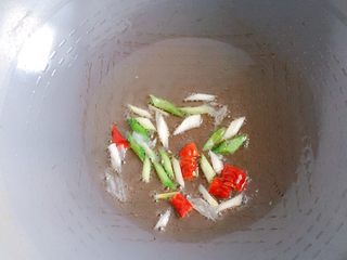 12、醋溜白菜,炒锅上火加热，倒入适量油，放入干辣椒和葱白爆香。