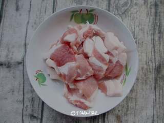 1、蒜苗肉片,将肉切片，尽量薄一些哈。我家刀太钝，切得不薄将就看