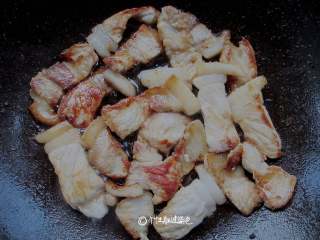 2、蒜苗肉片,锅烧热，放少许油滑锅，下入肉片煸炒出油（如果肉肥油出太多，舀一部分出来另做它用）。