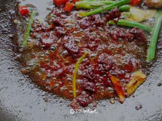 4、蒜苗肉片,再下入豆瓣酱炒匀