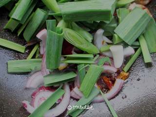 5、蒜苗肉片,放入蒜苗、洋葱大火翻炒