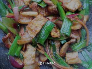 6、蒜苗肉片,放入五花肉大火翻炒，加入酱油、鸡粉、胡椒粉、胡椒粉调味