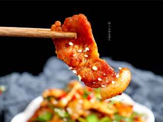 7、蒜苗肉片,豆瓣酱和生抽有咸度，一般的口味不需要加盐。