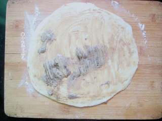 2、十味 芝麻酱烧饼,把芝麻酱、香油、盐、花椒粉混合拌匀成麻酱馅，将麻酱馅倒在面团上，用刮板刮一下，使麻酱馅均匀的涂抹在面团上