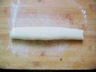 3、十味 芝麻酱烧饼,从面片的一头卷起来，一边卷一边拉抻面团，使面团尽可能的薄，多卷几层。