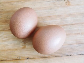 1、灵魂蛋炒饭,准备鸡蛋