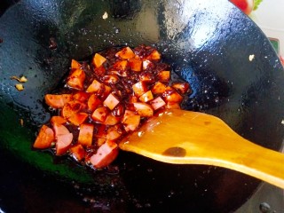 4、灵魂蛋炒饭,鸡蛋盛出备用，锅内再添油，先放入火腿轻煸一下，再放入酱（可以用自己喜欢的替换，香菇酱的味道也很好）