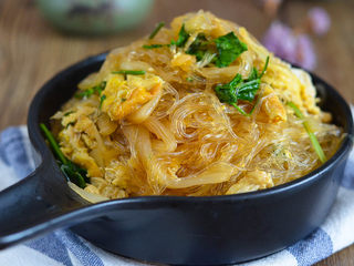 12、鸡蛋酸菜炒粉丝，酸香开胃特别好吃,加一点儿盐和白胡椒粉，拌均匀出锅即可。