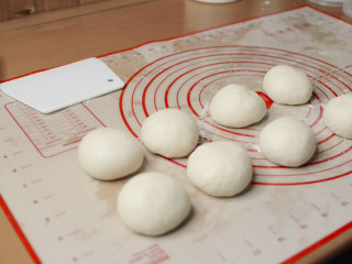 4、绵绵脆巧奶油包,包成球形,收紧表面。松弛20分钟,盖湿布,让表面不要变干。