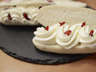 19、绵绵脆巧奶油包,开吃~~果味巧克力脆壳,面包绵绵的,奶油冰凉细腻,蔓越莓的酸味中和巧克力的甜味,冷藏再吃更美味!