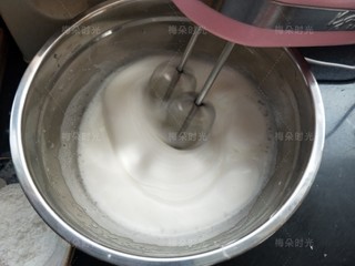 8、唐草彩绘蛋糕卷,蛋清加入几滴柠檬汁，开始打发。白糖分三次加入。