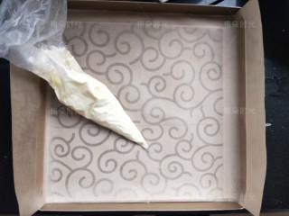 13、唐草彩绘蛋糕卷,取一勺蛋糕糊装进裱花袋里，剪一个小口。烤盘里面铺上油纸或者油布。把图纸垫在油布下面。图案我是去打印店打印的。