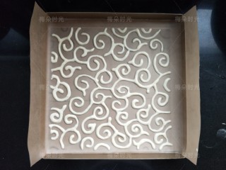 14、唐草彩绘蛋糕卷,按照图案的样子挤出蛋糕糊。