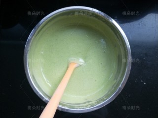16、唐草彩绘蛋糕卷,菠菜糊加入到蛋糕糊里面，拌成绿色的蛋糕糊。