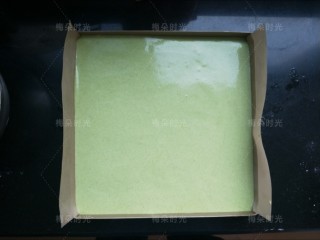 17、唐草彩绘蛋糕卷,蛋糕糊倒入烤盘。刮平。端起来轻震几下。入烤箱，上下火，160度。25分钟。（温度依照自己烤箱的脾气微调整）