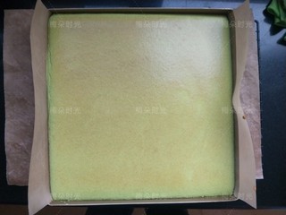 19、唐草彩绘蛋糕卷,烤好的蛋糕