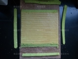 21、唐草彩绘蛋糕卷,然后翻过来，放在一张油纸或者油布上。图案在下面，切掉四周小边缘。再在要卷的两头斜着切个小边。